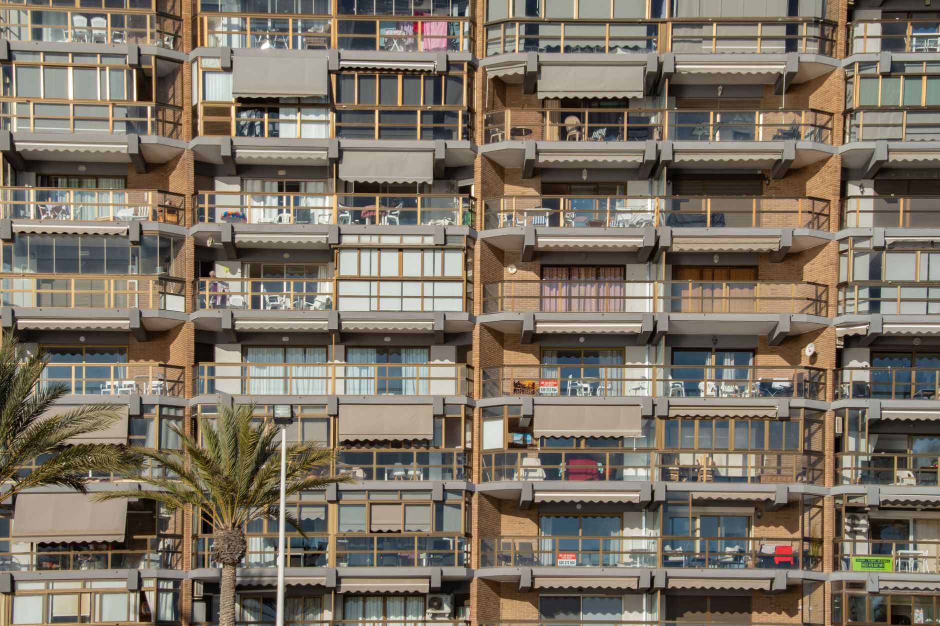 Puente acusa a Ayuso de comprar un ático "a escondidas" como una "república bananera"