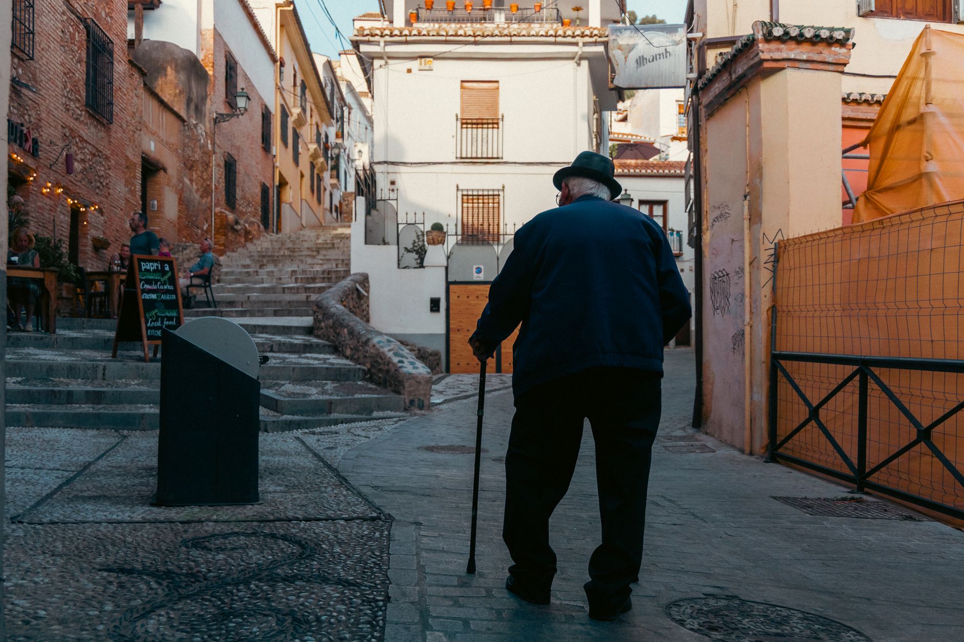 Brecha de género en pensiones alcanza el 29,4%: mujeres cobran 528 euros menos al mes