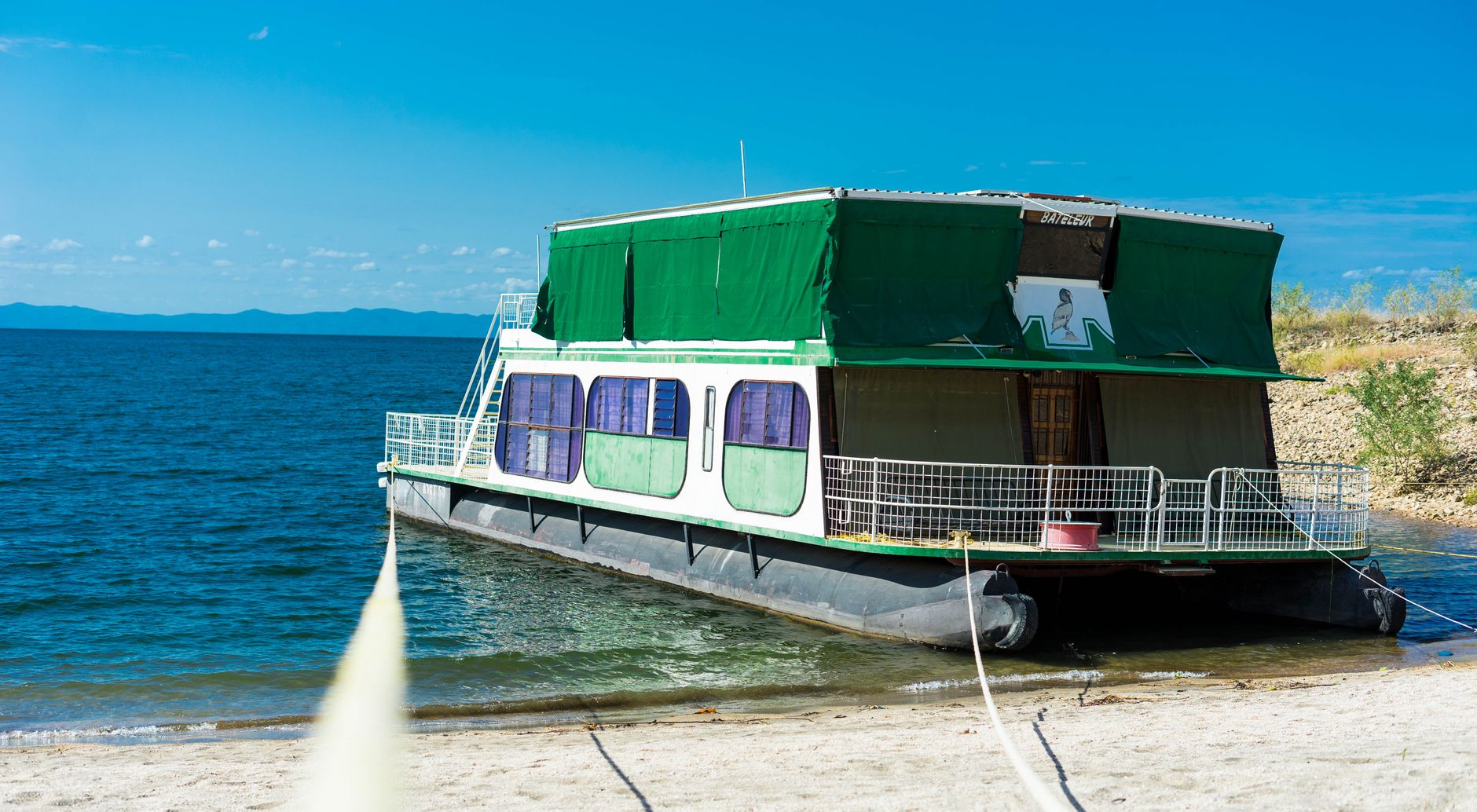 Un ferri con 114 pasajeros y 5 tripulantes volca en el lago Kariba en Zimbabue, al menos 15 muertos