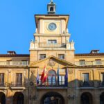 Vox exige en Sevilla izar la bandera de Ceuta frente a la presión marroquí