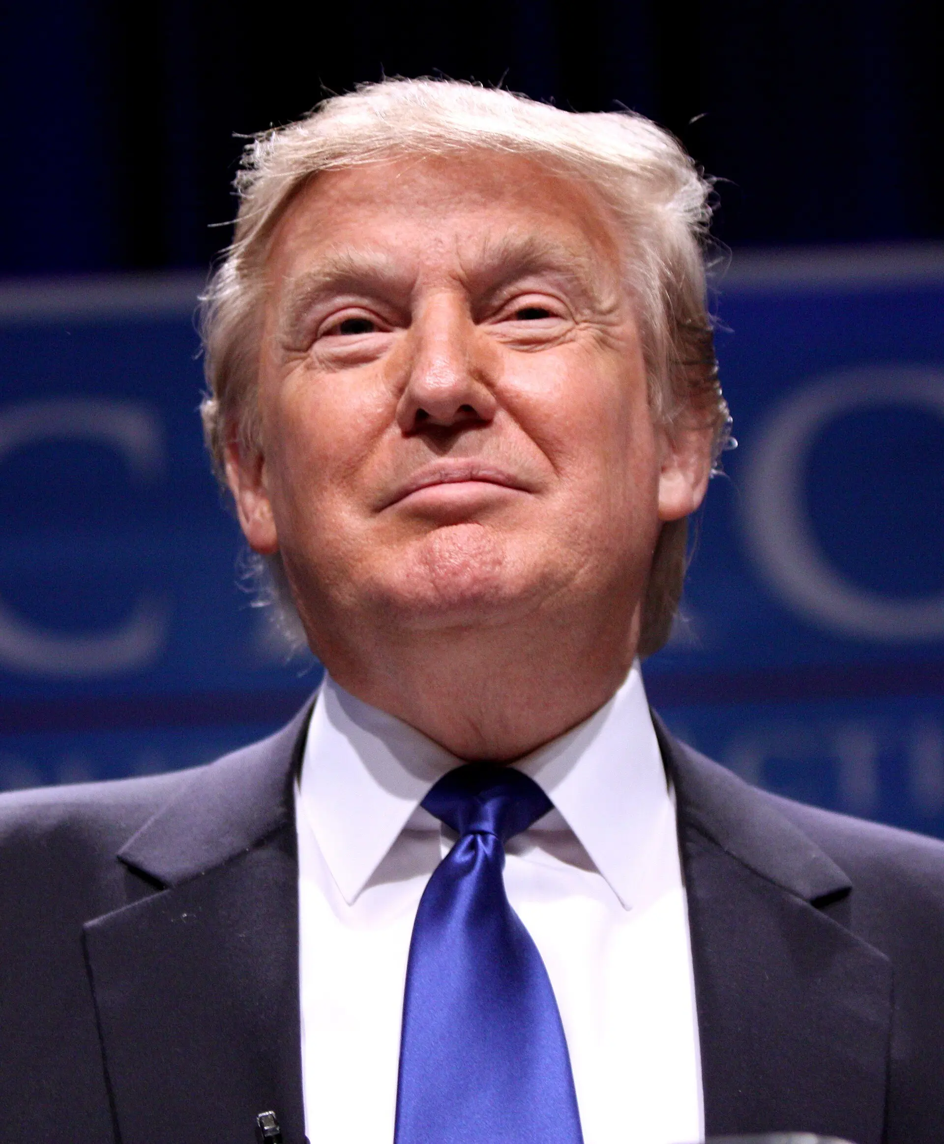Trump acusa a EE.UU. de "conspiración enfermiza" contra la IA y alaba a China