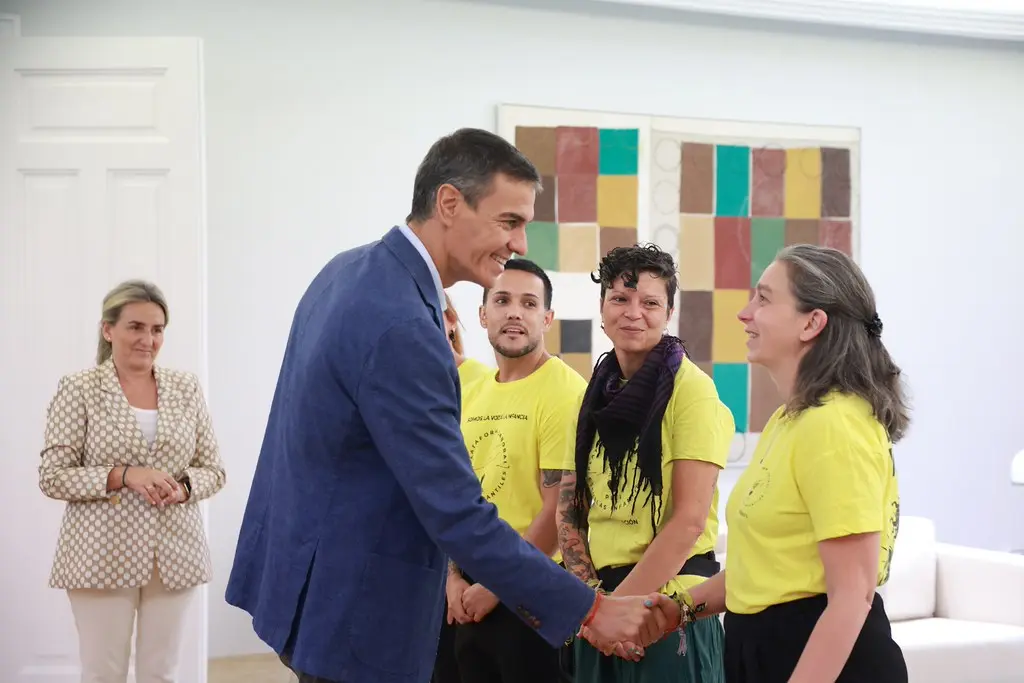 Sánchez recomienda un libro intraducible sobre IA mientras Ceuta colapsa