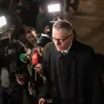 Fiscalía acusa a 13 cargos