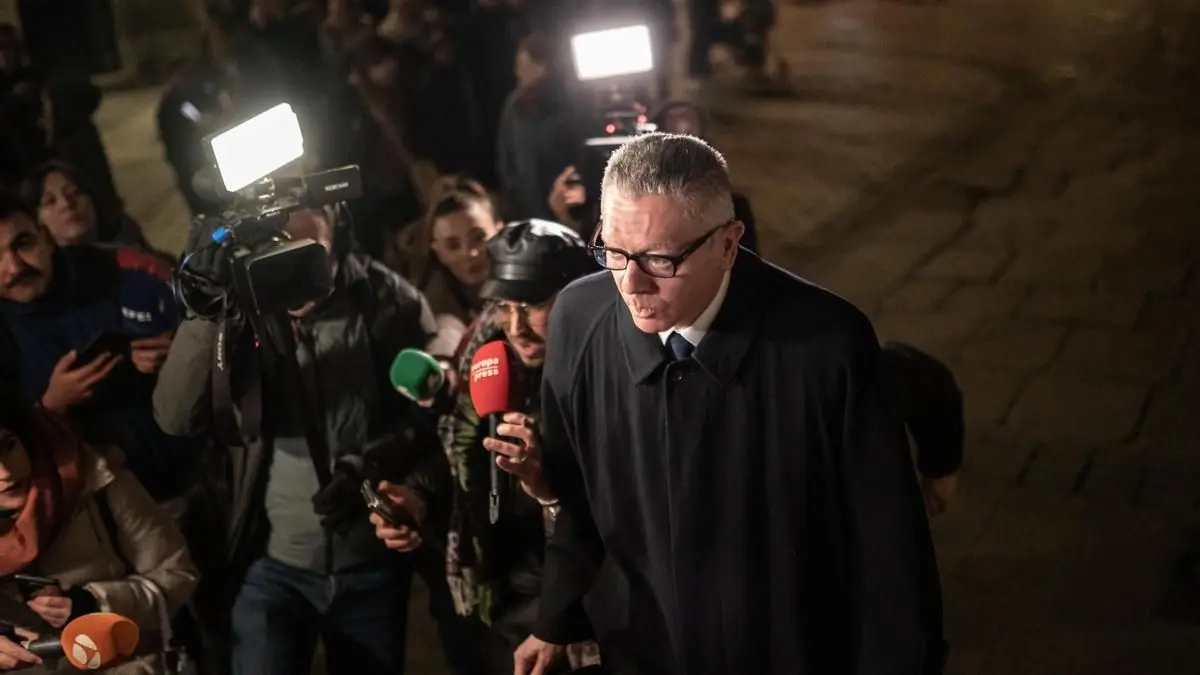Fiscalía acusa a 13 cargos