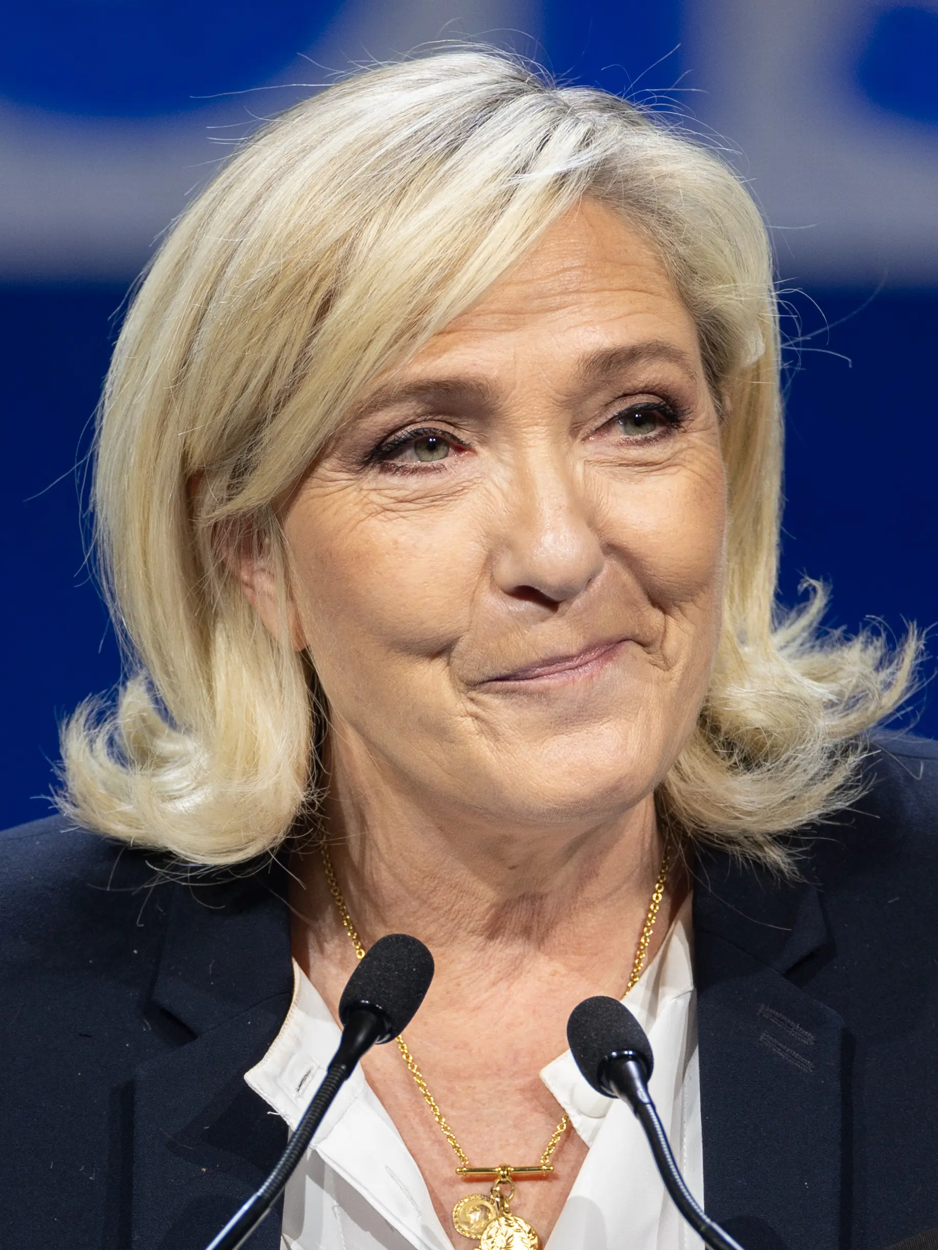 Le Pen arranca como ultrafavorita en Francia con hasta el 35%