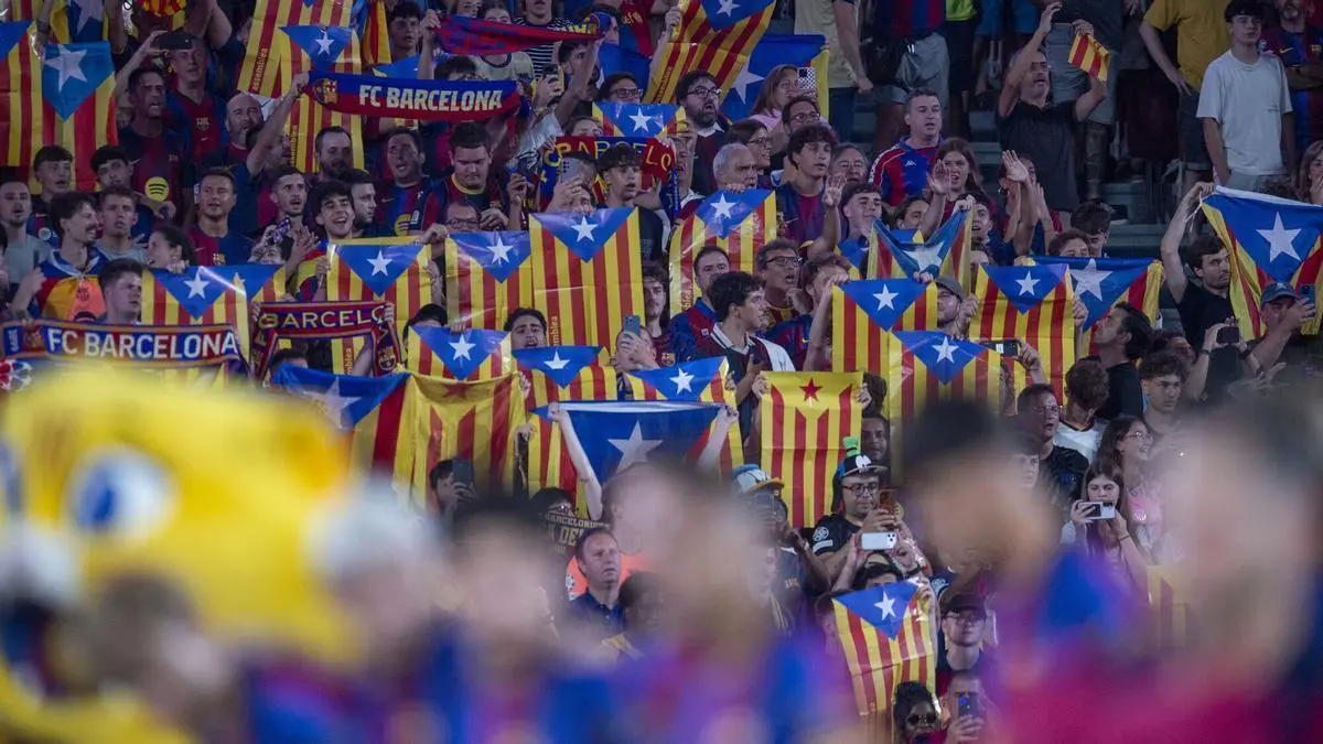 Barcelona condena las cargas policiales contra aficionados por esteladas