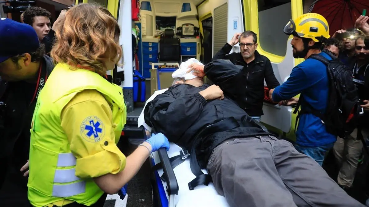 Cuatro policías se sientan en el banquillo por herir a Roger Español en el 1-O
