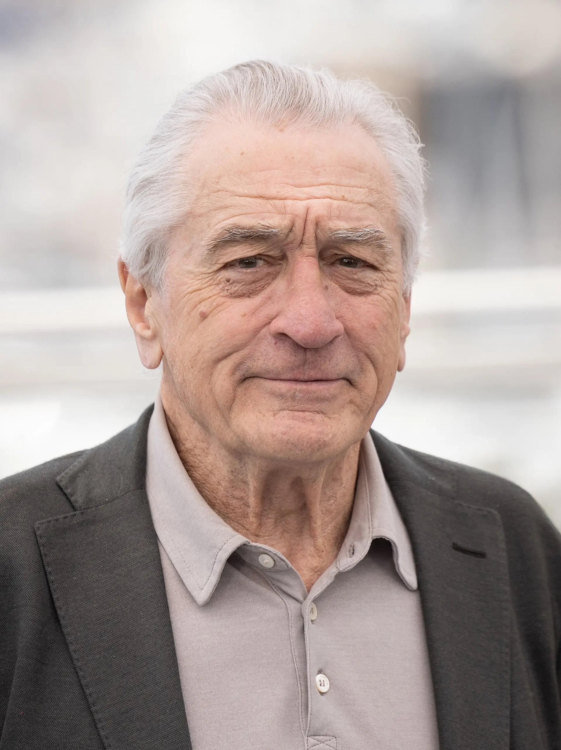 Trump usa IA para burlarse de De Niro con camiseta falsa de apoyo