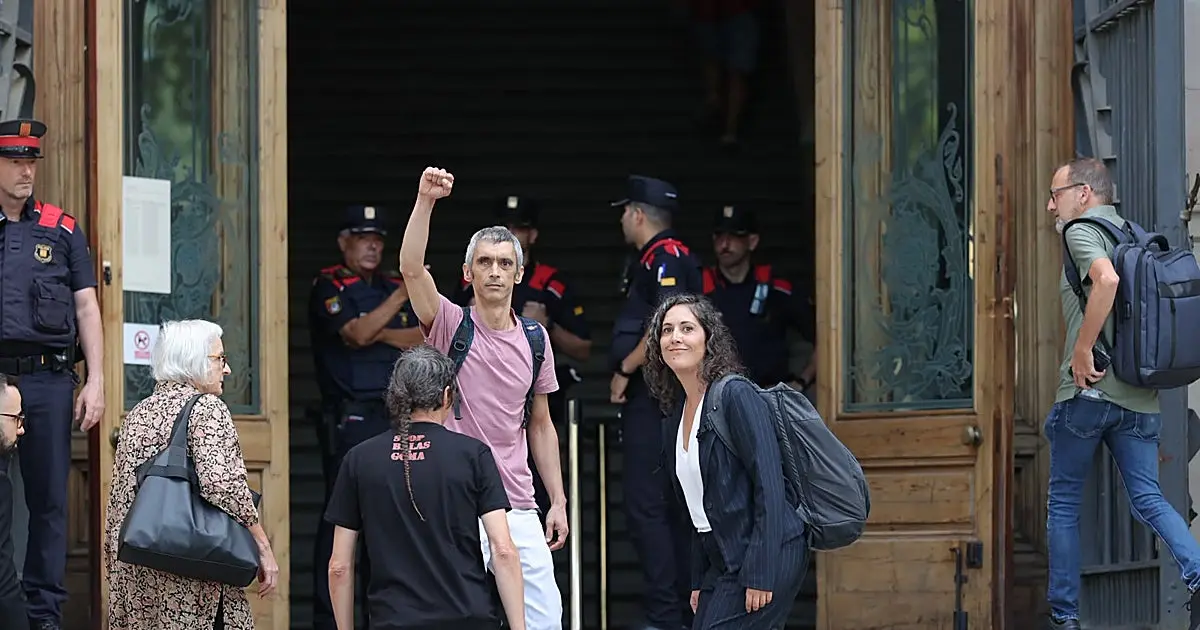 Cuatro policías nacionales juzgados por lesiones graves a Roger Español en el 1-O