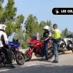 La DGT obliga a guantes y calzado cerrado para motos desde octubre: multas de 200 euros
