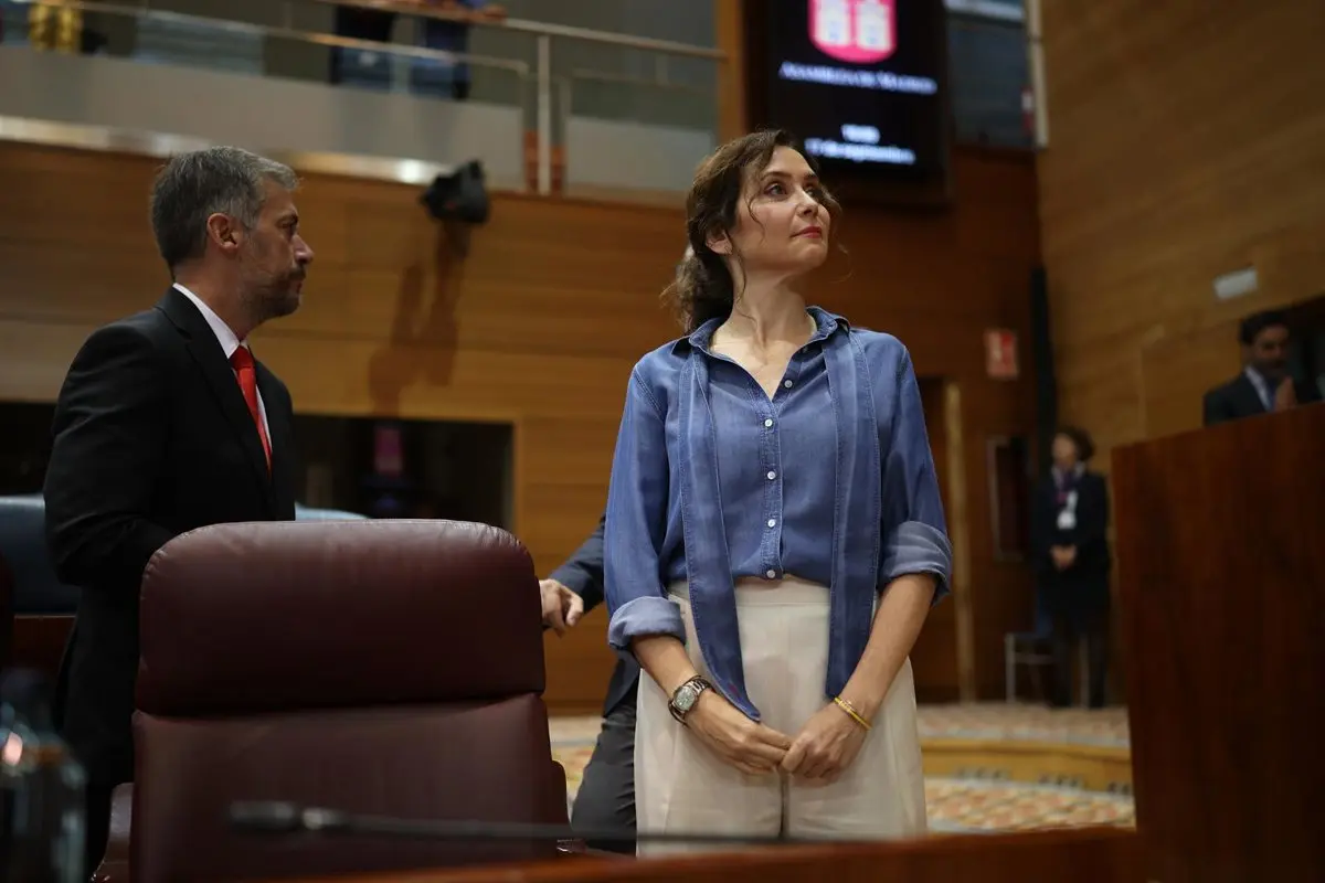 Ayuso acusa al PSOE de usar un cirujano con expedientes disciplinarios para atacar a Madrid