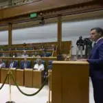 Pradales exige decidir el futuro vasco y avisa de tiempos oscuros