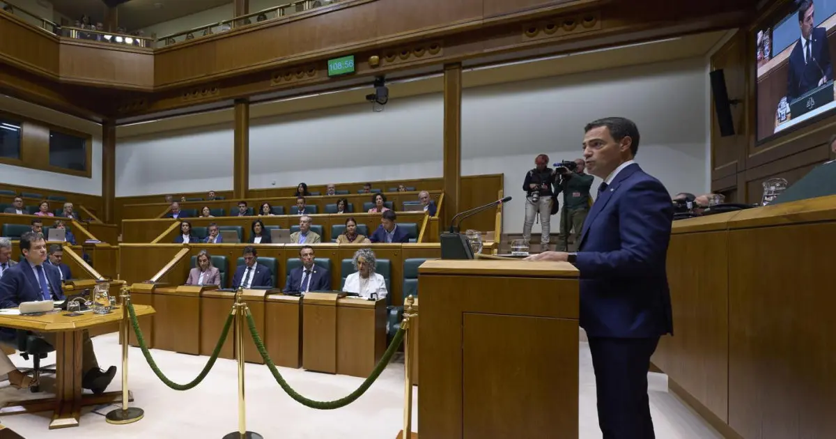 Pradales exige decidir el futuro vasco y avisa de tiempos oscuros
