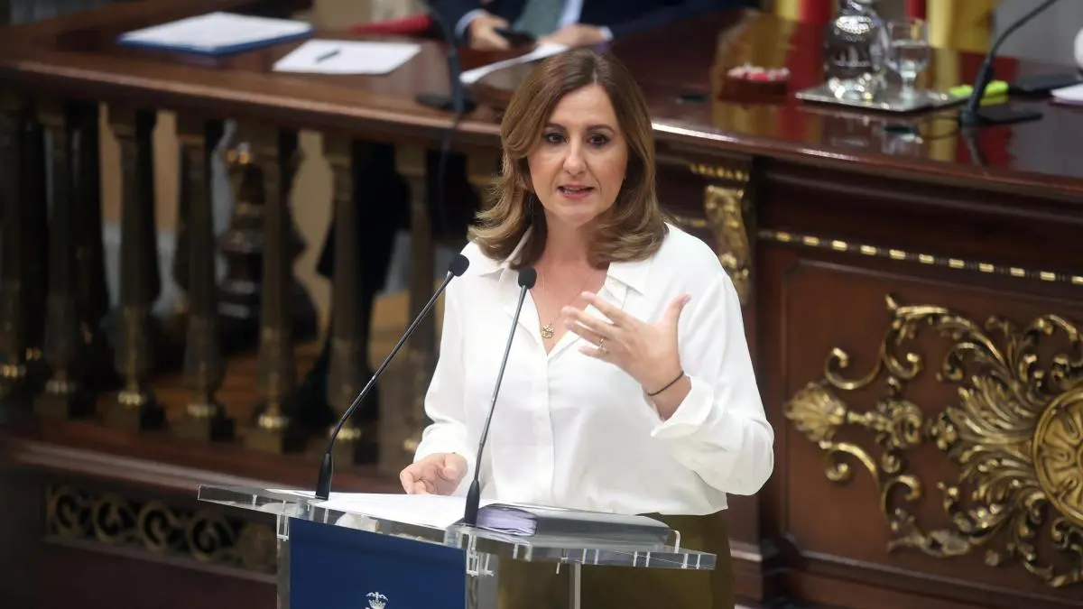 València prohíbe grupos turísticos de 25 personas y multa guías por saturar Ciutat Vella