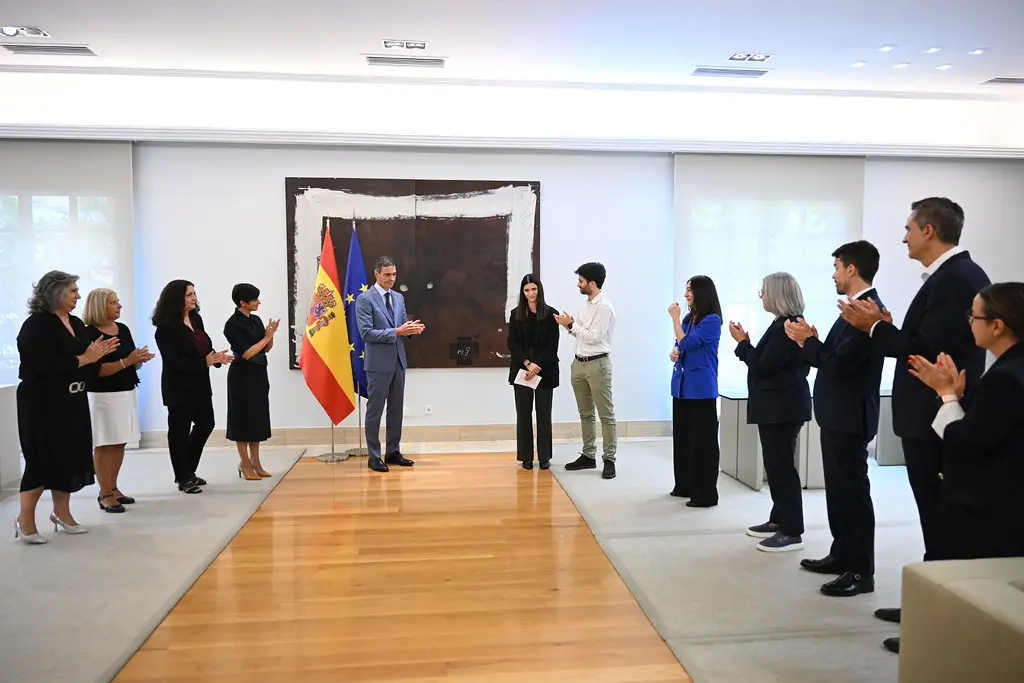 Sánchez visita Niebla seis semanas después de declarar el incendio "controlado"