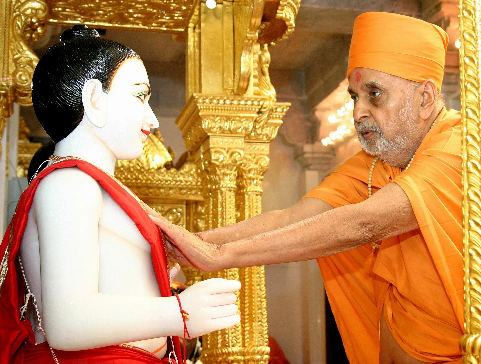 Francia inaugura el templo hinduista más grande de Europa en París