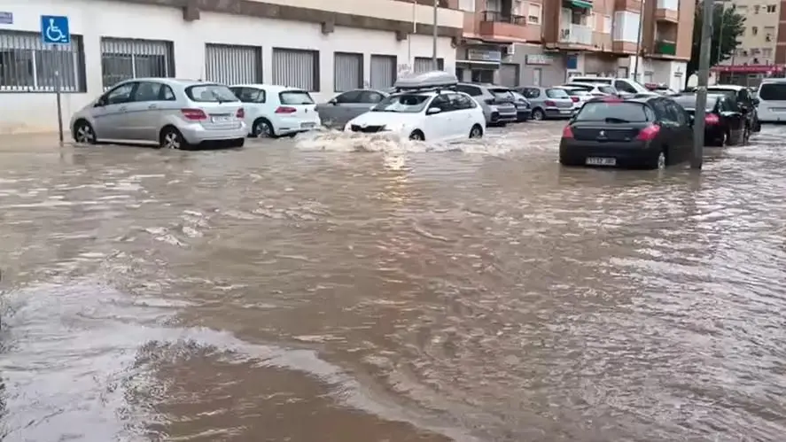 Aviso rojo en Murcia: 76 litros/m² en 24 horas inundan Cartagena y arrastran coches