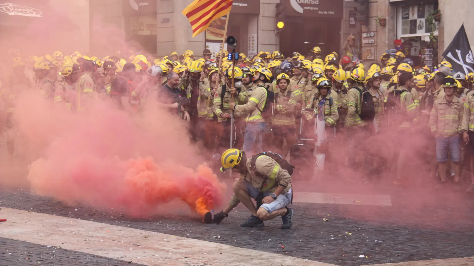 Bomberos de la Generalitat paralizan Barcelona: exigen ley propia y fin a la desinversión