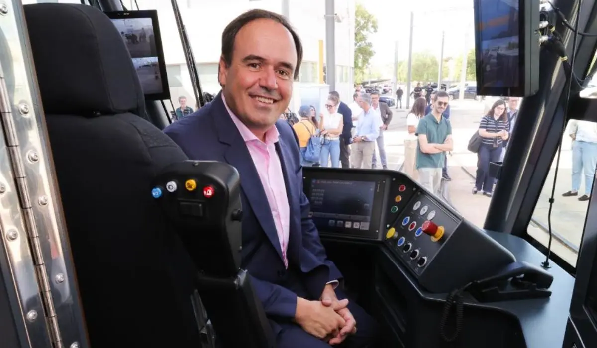 Puente envía trenes de 20 años a Valencia: Llorca responde con 140 millones en tranvías nuevos