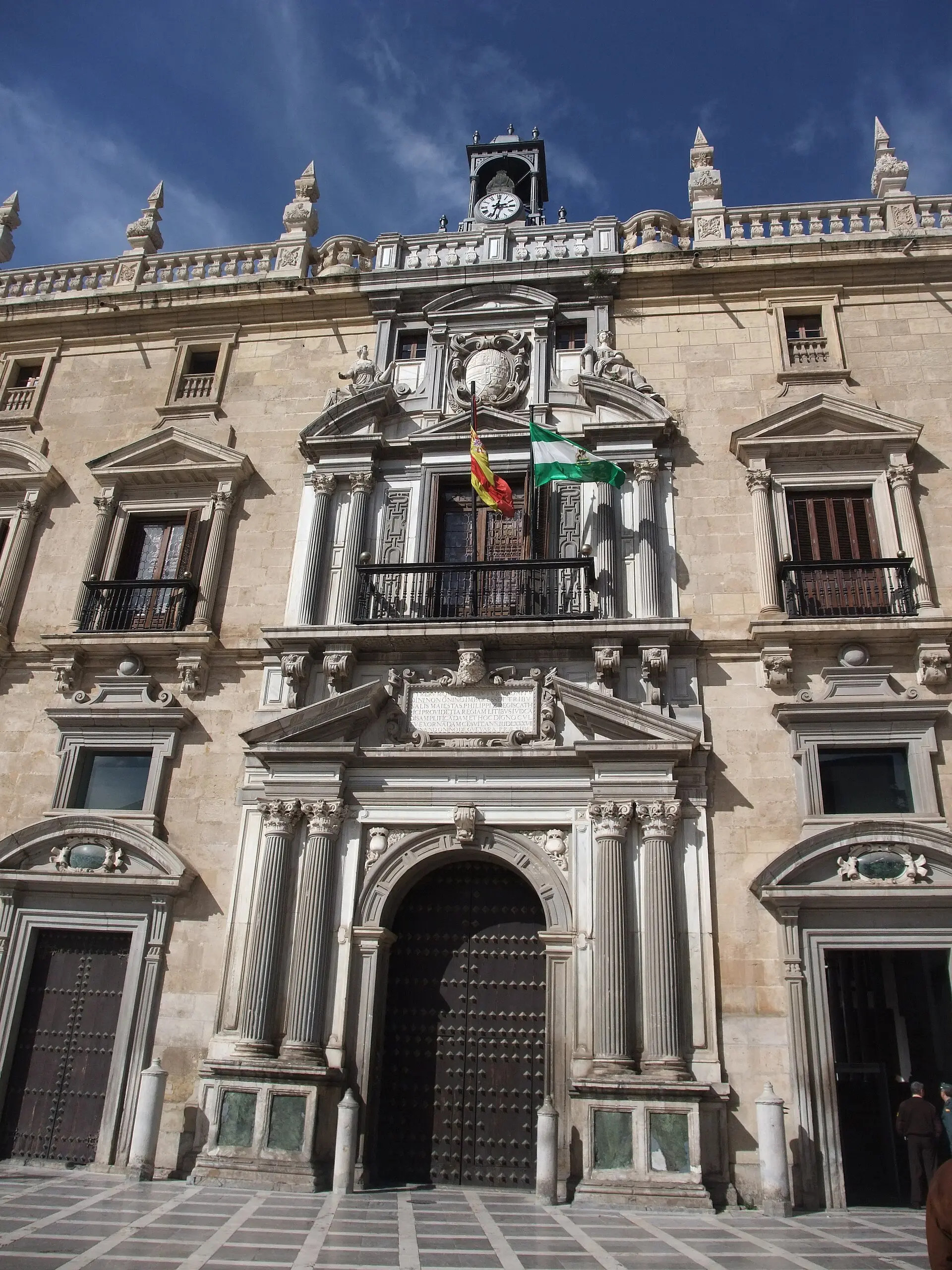 La Audiencia de Granada archiva la investigación por armas prohibidas en el acto de Vox
