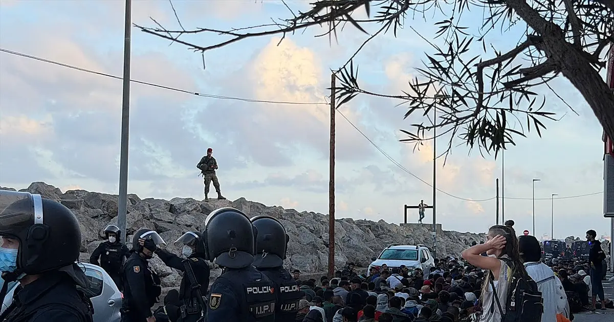 PP y PSOE exploran modificar la ley de extranjería para expulsar migrantes en Ceuta