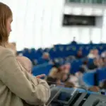 La UE prohíbe las redes sociales a menores de 13 años y las cuentas personales antes de los 15 La UE prohíbe las redes sociales a menores de 13 años y las cuentas personales antes de los 15