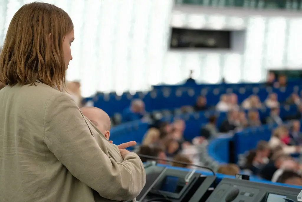 La UE prohíbe las redes sociales a menores de 13 años y las cuentas personales antes de los 15