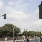 España prohíbe desde octubre que coches avancen en ámbar si peatones cruzan en verde