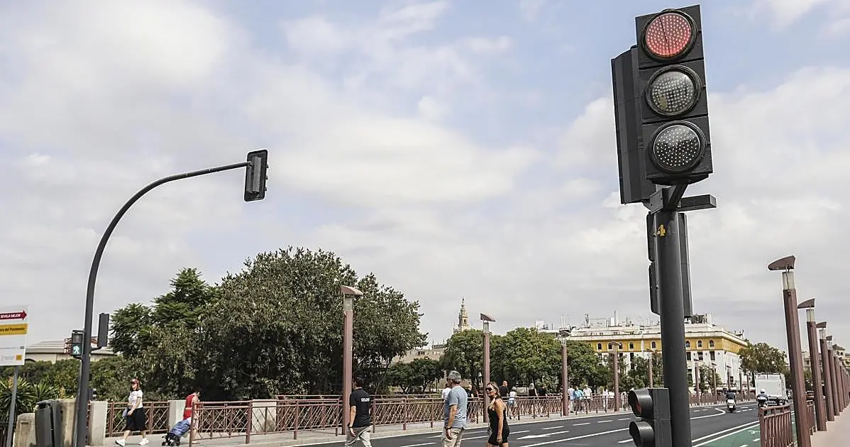 España prohíbe desde octubre que coches avancen en ámbar si peatones cruzan en verde