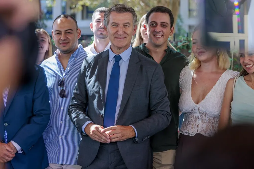 Feijóo desafía a Sánchez en Badalona: "Vamos a comparar músculo"