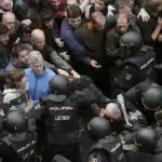 Juzgan a cuatro policías por perder un ojo un activista en el 1-O