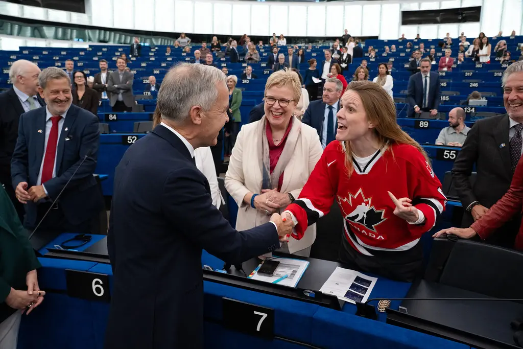 La UE prohíbe redes sociales a menores de 13 años