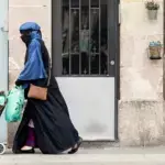 Lérida prohíbe el burka y el niqab en espacios públicos con multas de hasta 750 euros