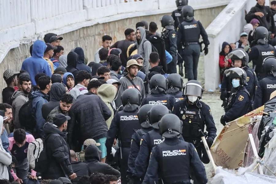 La Policía desaloja a migrantes en Ceuta: 1.000 en riesgo de expulsión