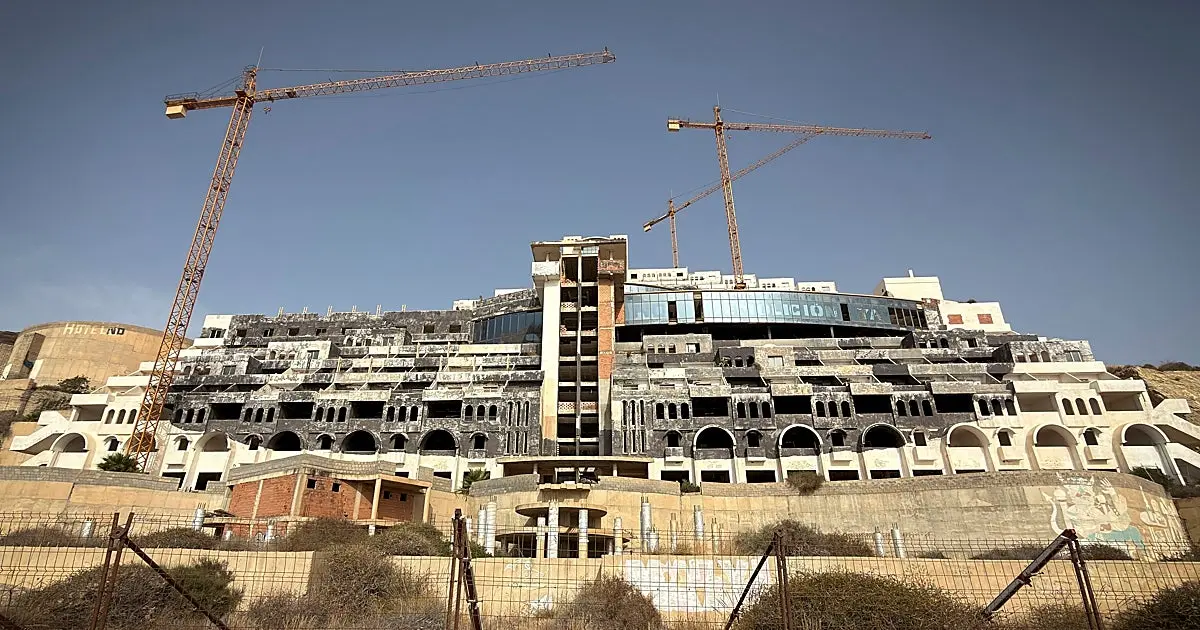 Andalucía abre la vía para demoler El Algarrobico