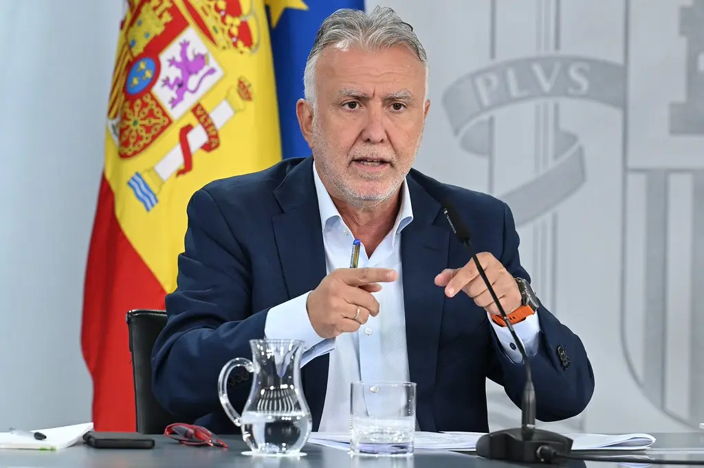 La Policía traslada a 864 migrantes en Ceuta a carpas temporales