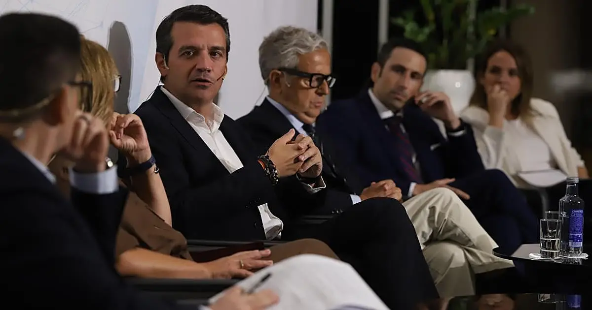 Foro 'Economía y Sociedad' impulsa la recuperación del aeropuerto de Córdoba
