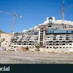 La Junta de Andalucía inicia la demolición del hotel del Algarrobico