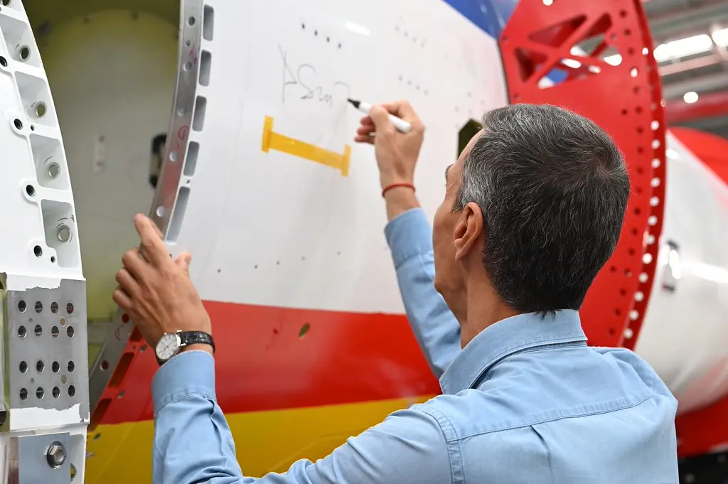 Abascal supera al PP en intención de voto y el bloque de derecha supera la mayoría absoluta