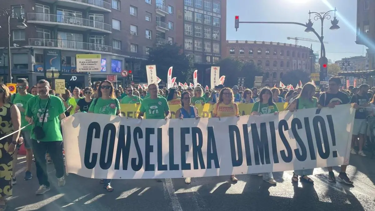 10.000 profesores exigen la dimisión de la consellera Ortí