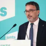 Junts acusa a Illa de colapso en Cataluña - 12 dimisiones y 'sumisión' a Sánchez Junts acusa a Illa de colapso en Cataluña: 12 dimisiones y 'sumisión' a Sánchez