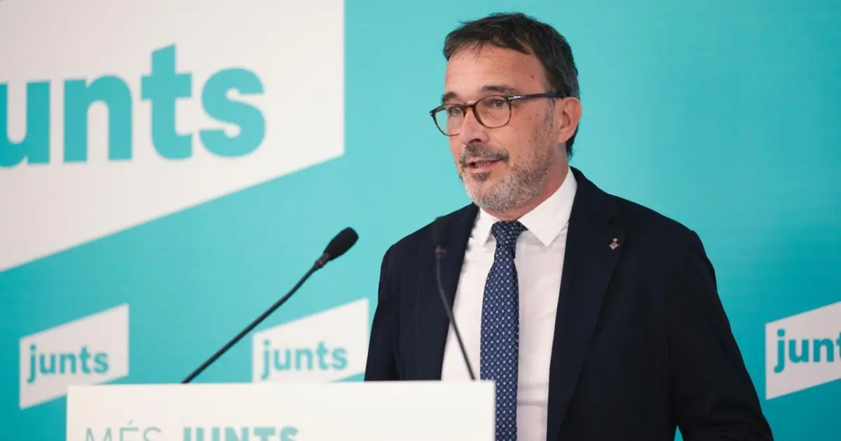 Junts acusa a Illa de colapso en Cataluña: 12 dimisiones y 'sumisión' a Sánchez