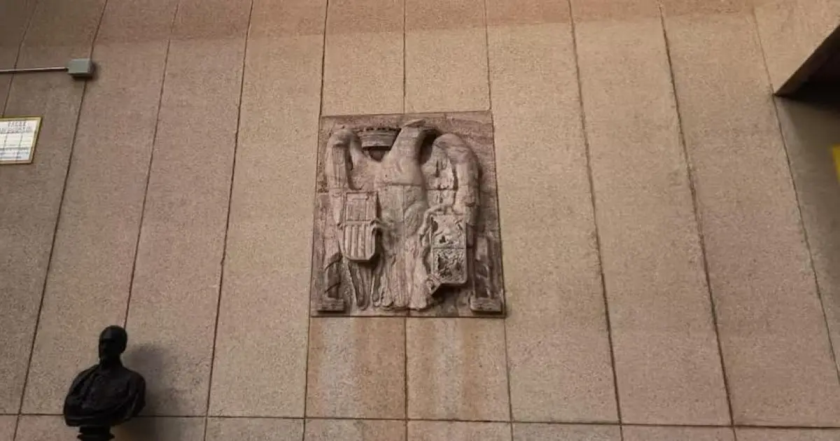 Retiran el águila del Palacio de Justicia de Albacete por la ley de Memoria