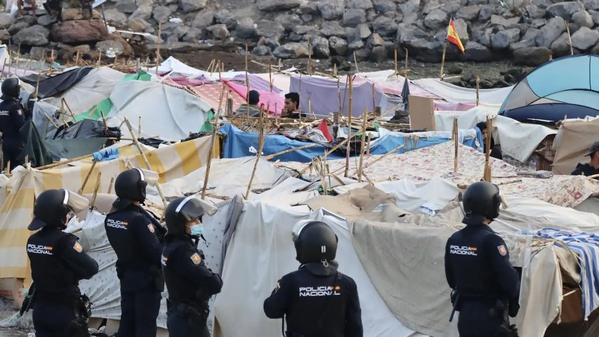 Felipe VI visita Ceuta y Melilla en plena crisis migratoria