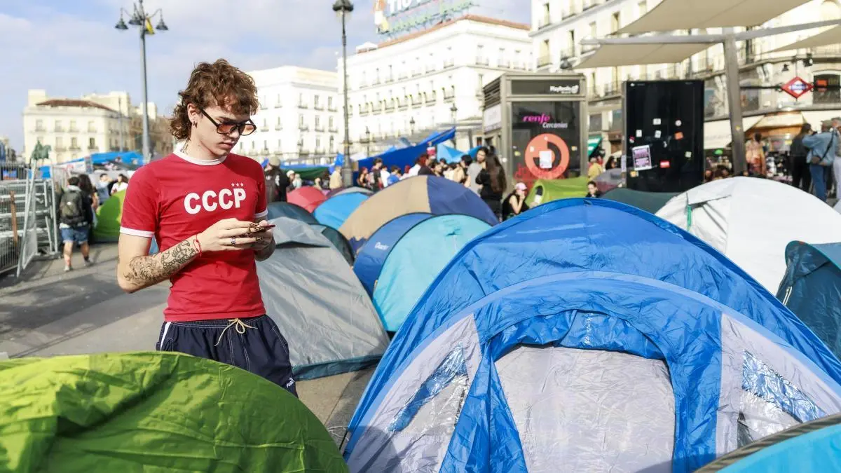 Ayuso pide a la Justicia disolver la acampada de Sol