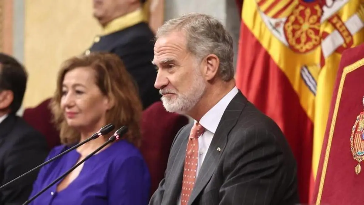 El Rey advierte en el Congreso de las amenazas a la democracia