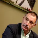 La oposición pide la dimisión del alcalde de Oleiros por insultar a una policía
