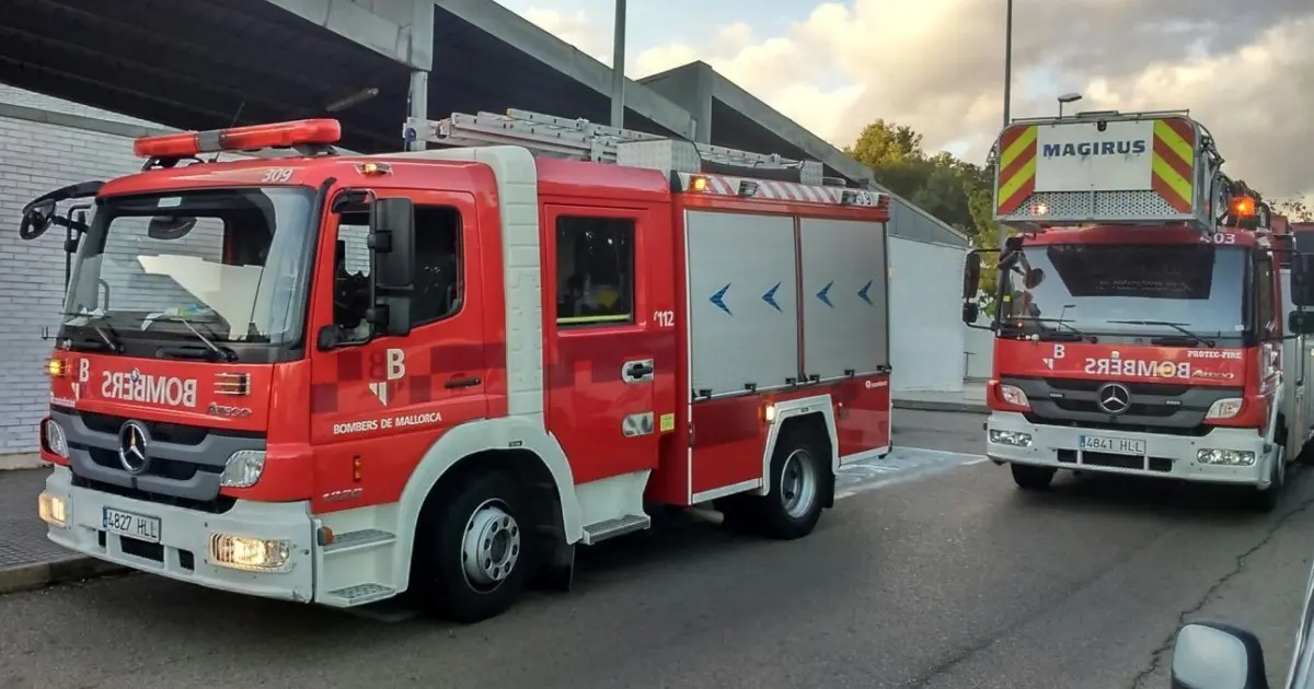 Un incendio en Palma desaloja a 120 vecinos y deja cinco intoxicados