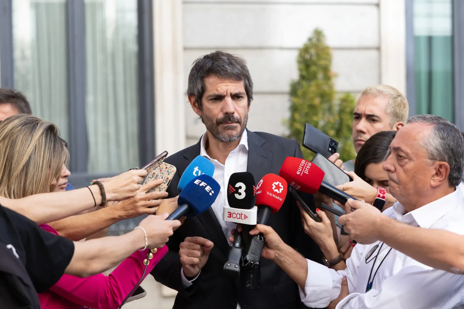 Urtasun busca apoyo de Junts para que el Congreso vote los decretos de vivienda