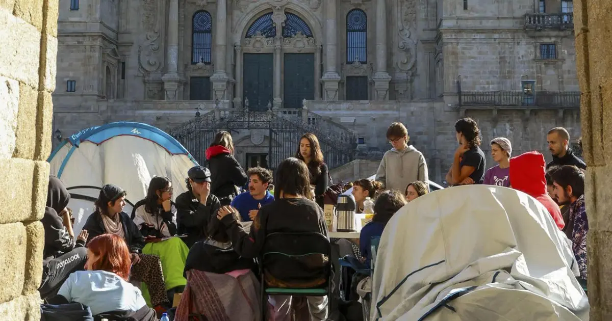 Sanmartín respalda la acampada en el Obradoiro sin intervenir la Policía